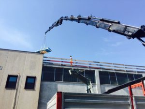 Lavorazione di copertura con pannelli di alluminio per edificio industriale