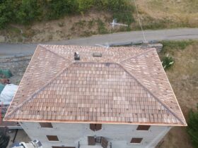 Ristrutturazione tetto: nuovo manto in tegole, colmo ventilato in piombo e grondaie in rame