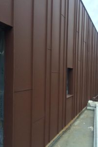 Rivestimento facciate edificio industriale con pannelli di alluminio