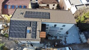 Realizzazione tetto in lamiera isolante aggraffata. Fratelli Ceresoli Toano