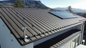 Realizzazione tetto in lamiera isolante aggraffata. Fratelli Ceresoli Toano