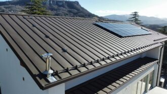 Realizzazione tetto in lamiera isolante aggraffata. Fratelli Ceresoli Toano