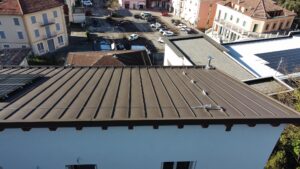 Realizzazione tetto in lamiera isolante aggraffata. Fratelli Ceresoli Toano