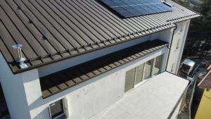 Realizzazione tetto in lamiera isolante aggraffata. Fratelli Ceresoli Toano