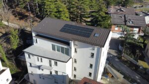 Realizzazione tetto in lamiera isolante aggraffata. Fratelli Ceresoli Toano