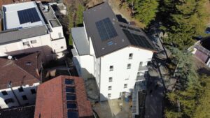 Realizzazione tetto in lamiera isolante aggraffata. Fratelli Ceresoli Toano