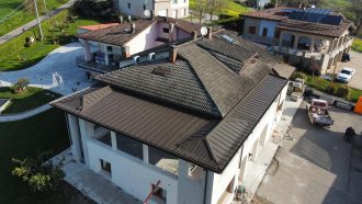 Realizzazione di nuova copertura per tettoia in alluminio preverniciato aggraffato