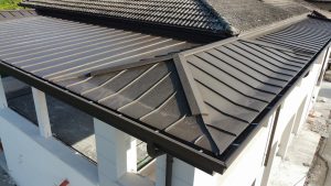 Realizzazione di nuova copertura per tettoia in alluminio preverniciato aggraffato