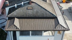 Realizzazione di nuova copertura per tettoia in alluminio preverniciato aggraffato