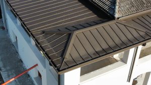 Realizzazione di nuova copertura per tettoia in alluminio preverniciato aggraffato