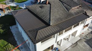 Realizzazione di nuova copertura per tettoia in alluminio preverniciato aggraffato