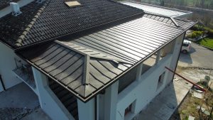 Realizzazione di nuova copertura per tettoia in alluminio preverniciato aggraffato